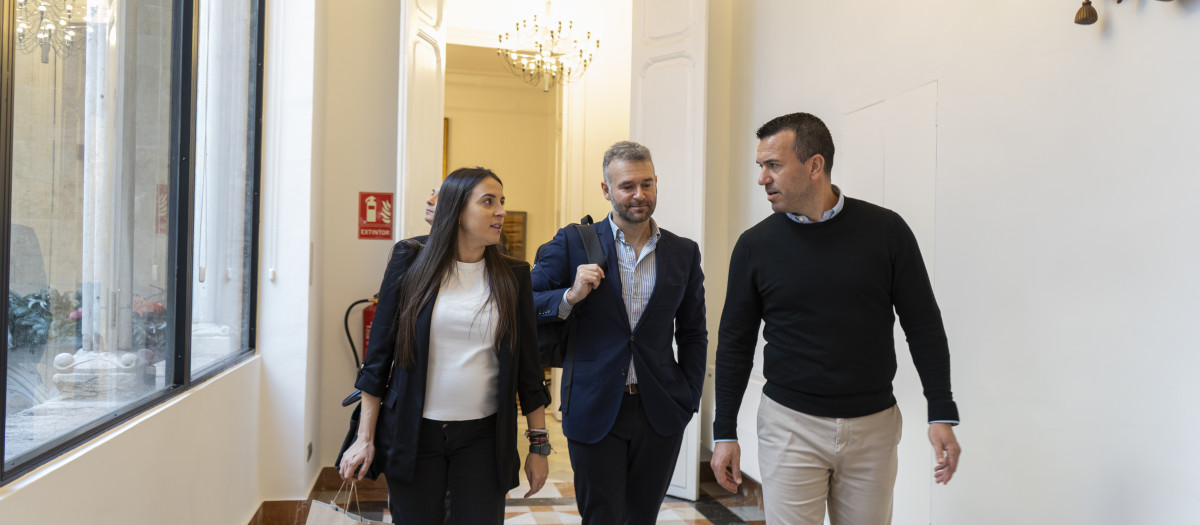 Vicent Mompó reunido para estudiar las medidas para la fiebre porcina