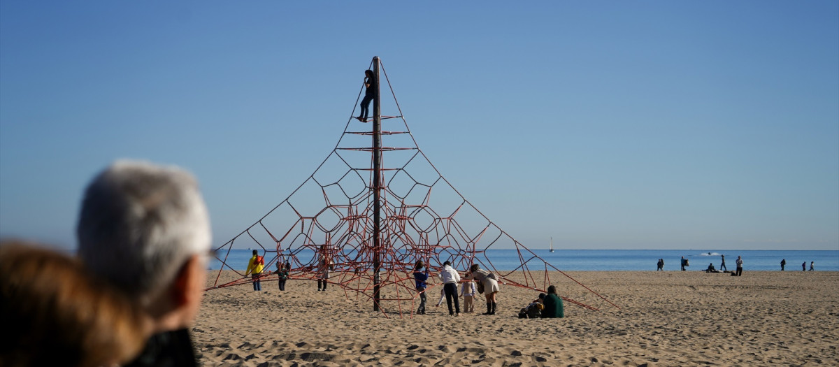 Varias personas disfrutan de la playa en pleno diciembre