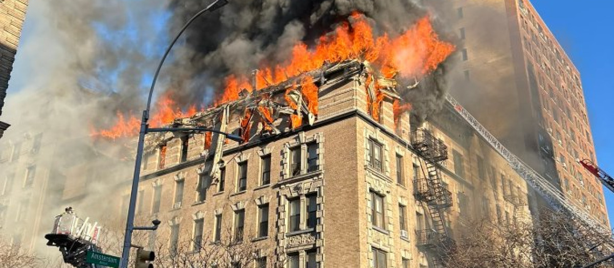 Las llamas consumen un edificio en el centro de Nueva York