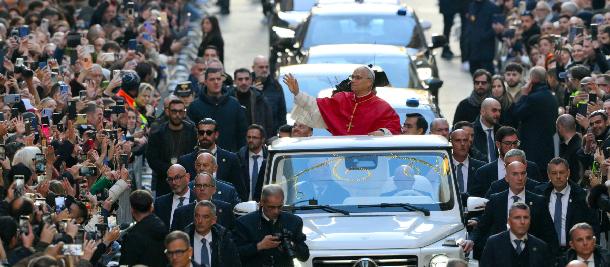 León XIV saluda a la multitud desde el papamóvil en Via dei Condotti al llegar para rendir homenaje a la Inmaculada Concepción
