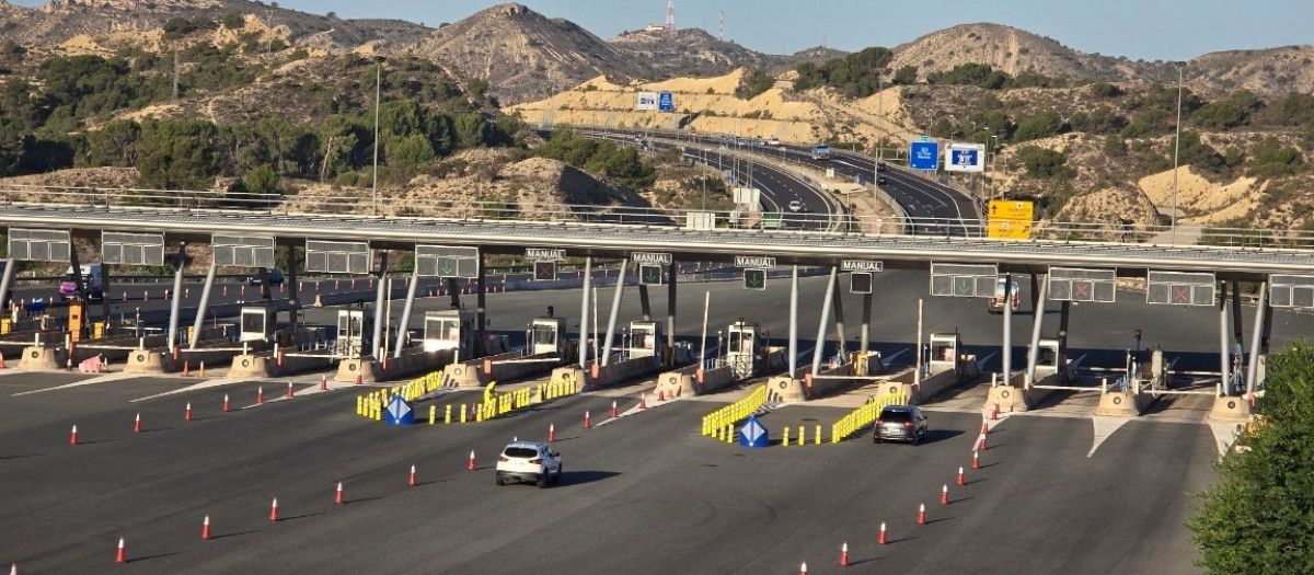 Imagen de archivo del peaje de la AP-7 Circunvalación de Alicante

REMITIDA / HANDOUT por MINISTERIO DE TRANSPORTES
Fotografía remitida a medios de comunicación exclusivamente para ilustrar la noticia a la que hace referencia la imagen, y citando la procedencia de la imagen en la firma
09/12/2025