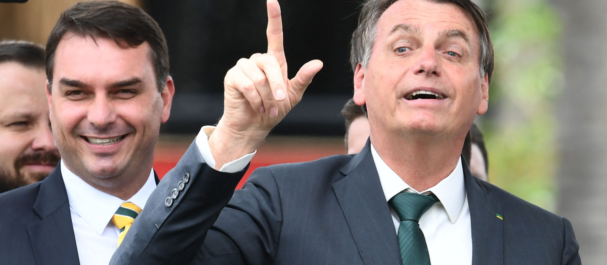 El expresidente de Brasil Jair Bolsonaro y uno de sus hijos, el senador Flavio Bolsonaro (2019)