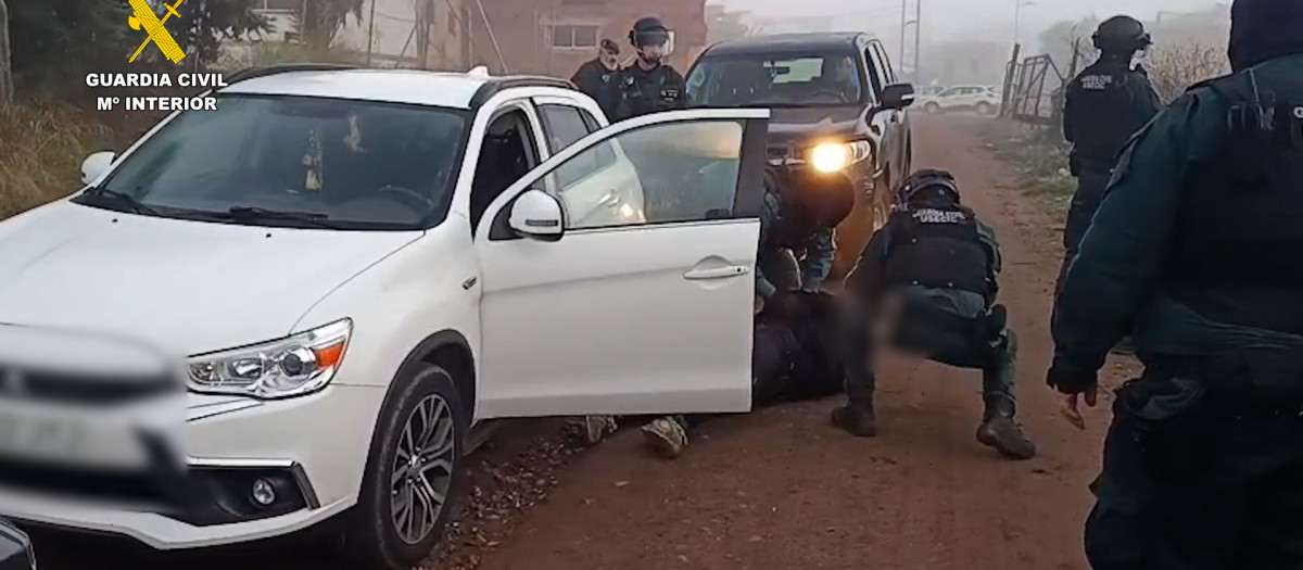 Momento de una de las detenciones por la Guardia Civil