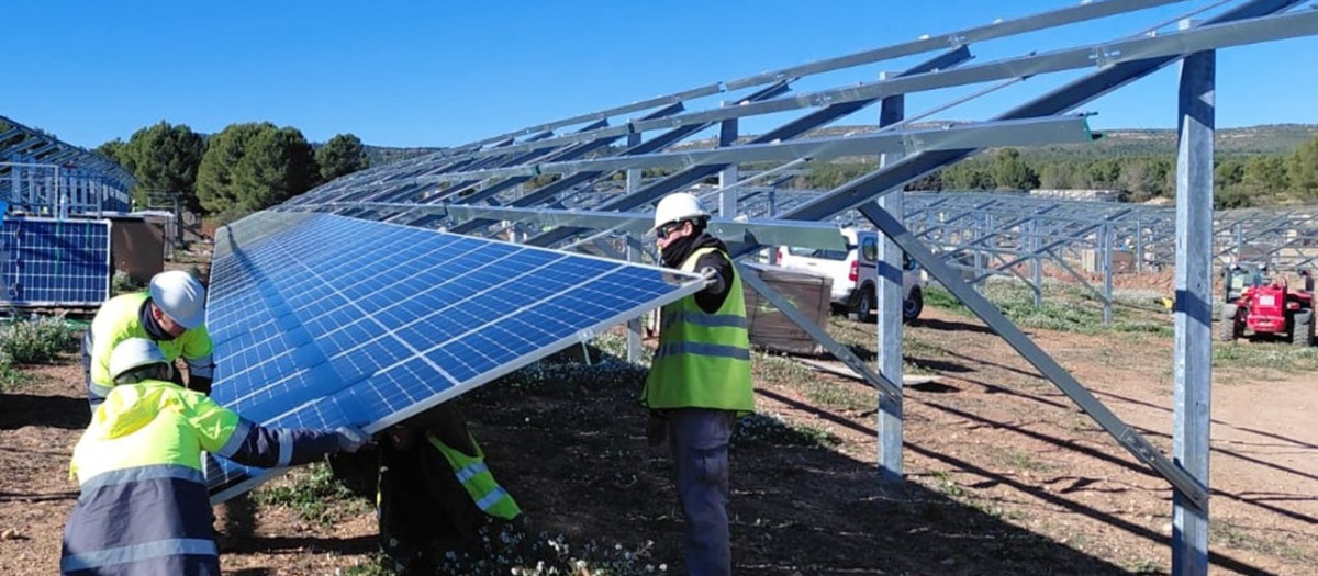 Imagen del inicio de construcción de las dos placas fotovoltaicas de Iberdrola