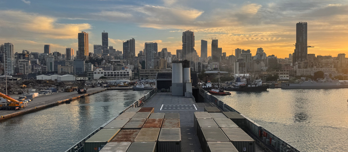 Entrada en el puerto de Beirut del buque logístico El camino español