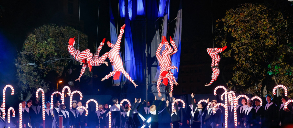 Un momento del espectáculo durante el encendido de las luces de Navidad de Barcelona