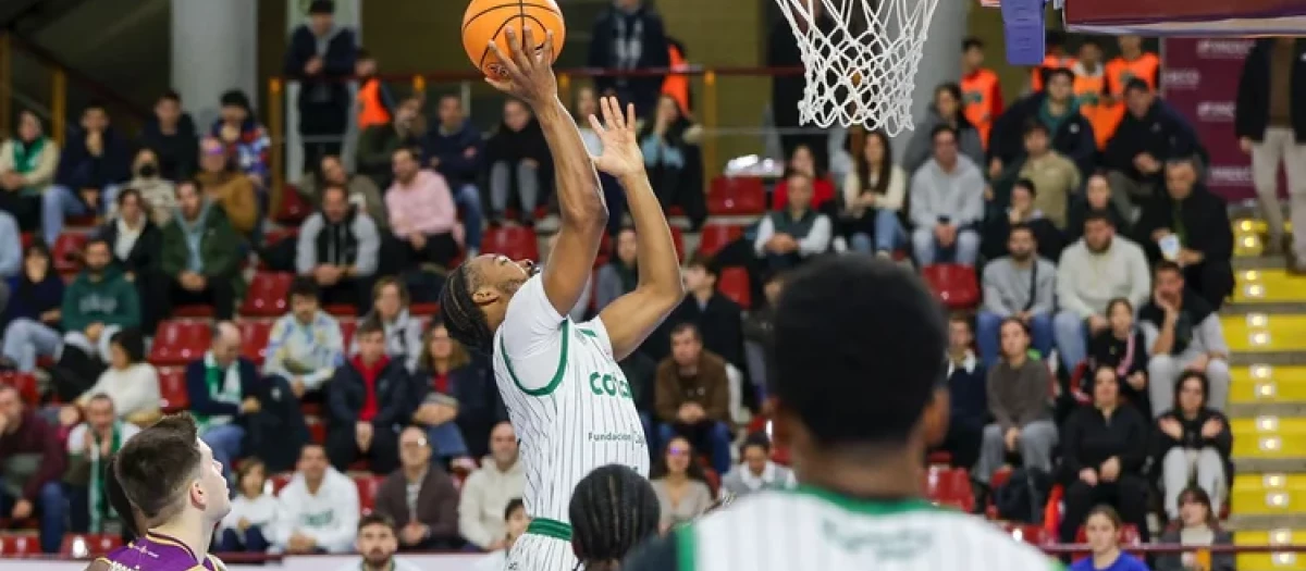 Lance del juego en el Córdoba-Valladolid