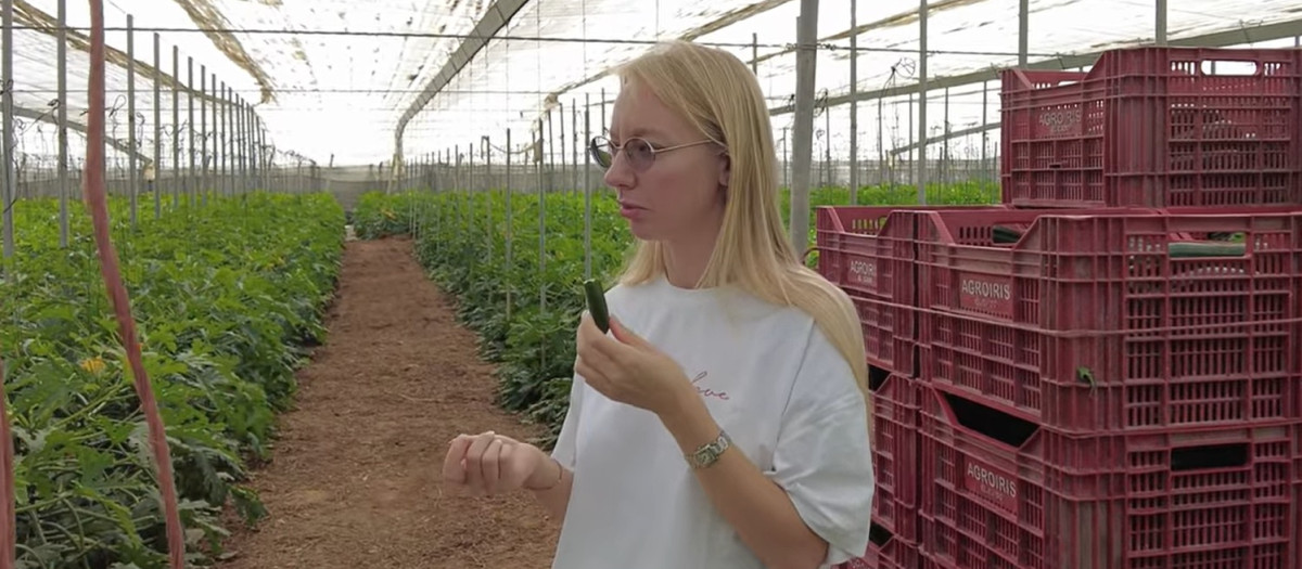 La creadora de contenido rusa, Irina Mikhovich, @SpanishSaga, visita los invernaderos de Almería