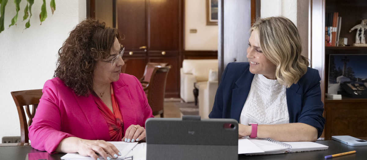 Imagen de la presidenta Marta Barrachina y diputada Marisa Torlà