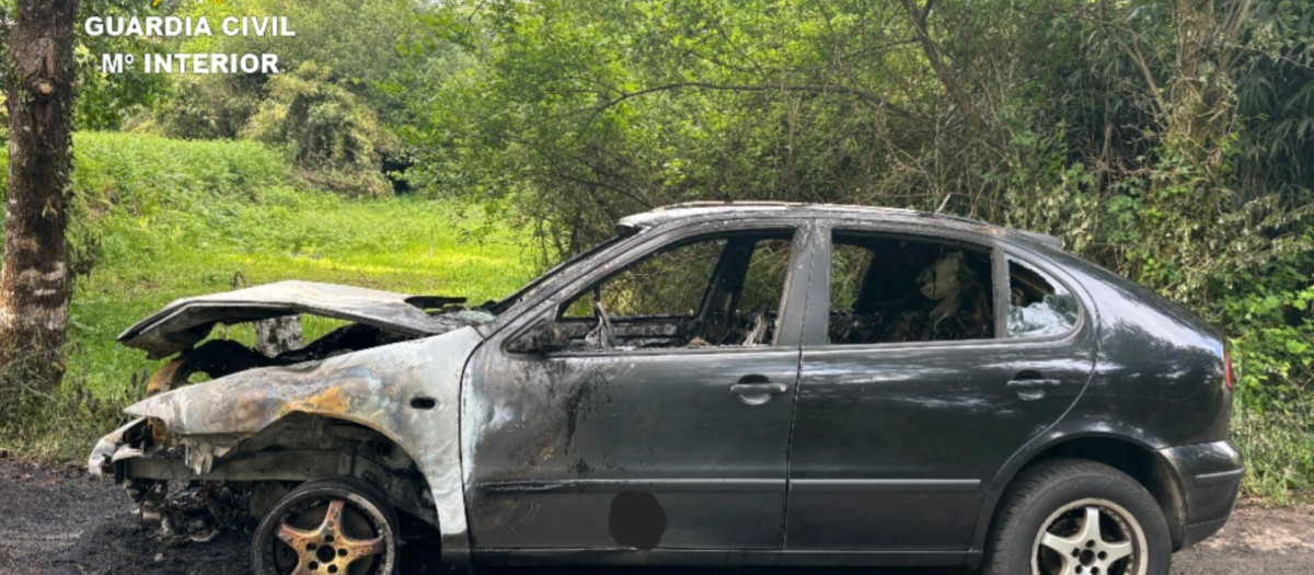 Investigan a un vecino de As Neves que provocó un accidente en Ponteareas, conduciendo un coche robado sin carné, y que abandonó el lugar del siniestro. El coche apareció calcinado poco después.

REMITIDA / HANDOUT por GUARDIA CIVIL
Fotografía remitida a medios de comunicación exclusivamente para ilustrar la noticia a la que hace referencia la imagen, y citando la procedencia de la imagen en la firma
11/12/2025