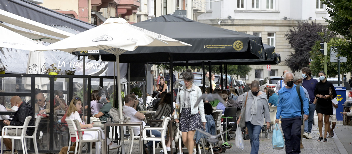 A Coruña.- 
Terrazas con las nuevas restricciones Covid (permiten mesas de hasta 15 personas en exteriores y de hasta 8 en interiores)
18/09/2021
Foto: M. Dylan / Europa Press