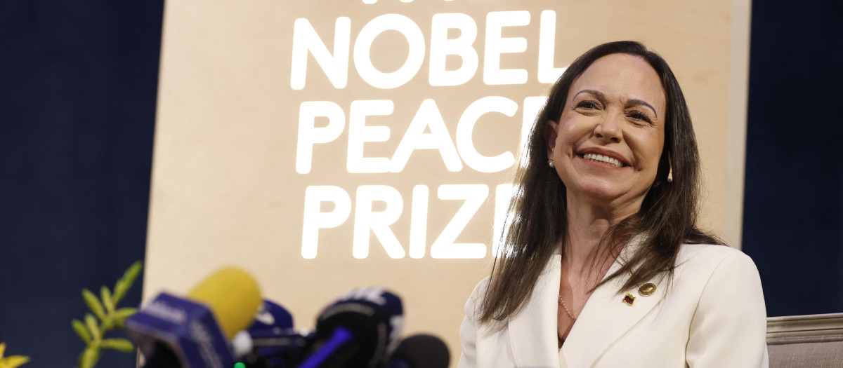 La ganadora del Premio Nobel de la Paz, María Corina Machado, ofrece una conferencia de prensa en el Grand Hotel de Oslo, Noruega