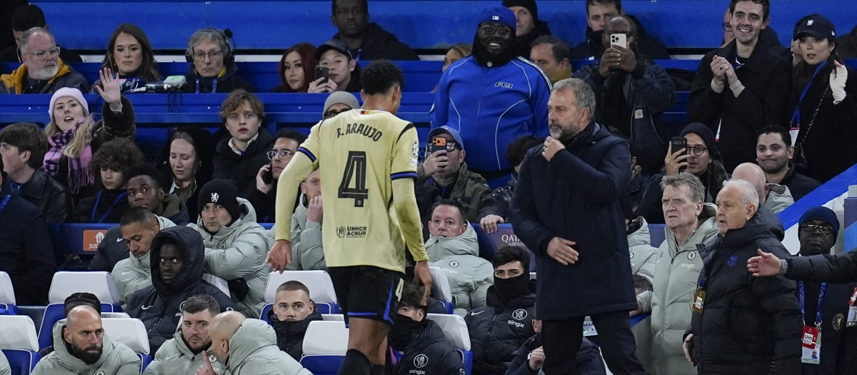 Ronald Araujo tras ser expulsado en el Chelsea - Barcelona de la fase de liga de Champions