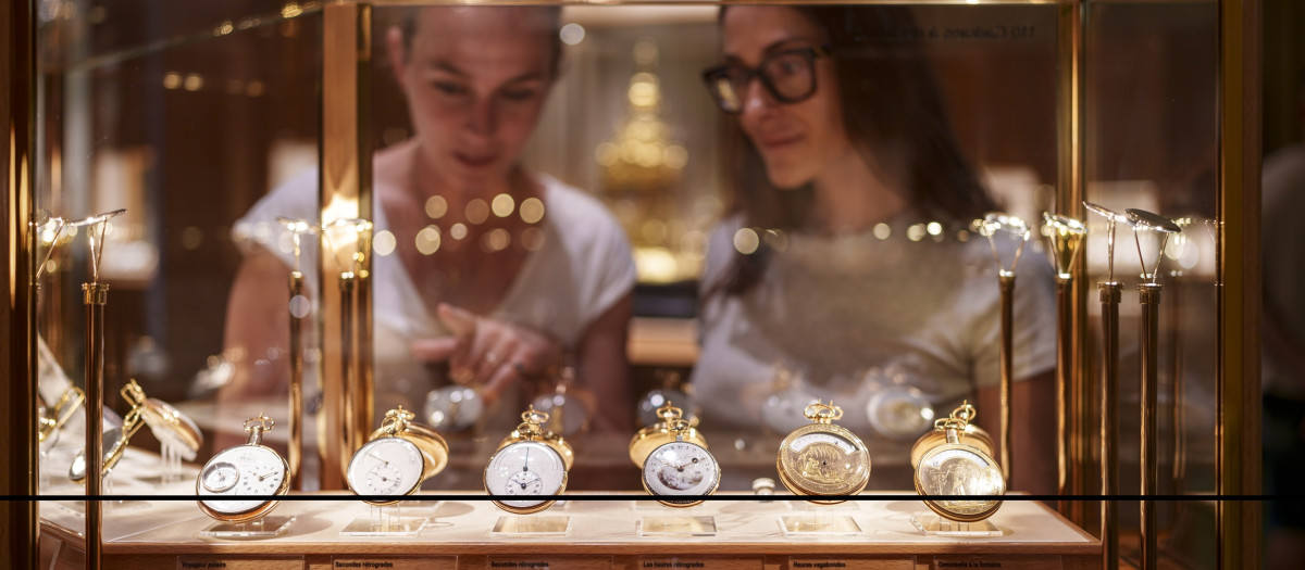 Dos visitantes admiran piezas únicas de relojería en el Museo Patek Phillipe de Ginebra.