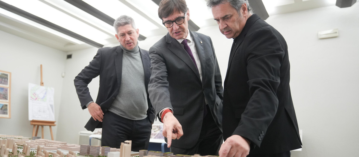 Quirós e Illa junto al director del Consorcio para la reforma de la Granvia, Raúl Alvarín, junto a una maqueta del proyecto