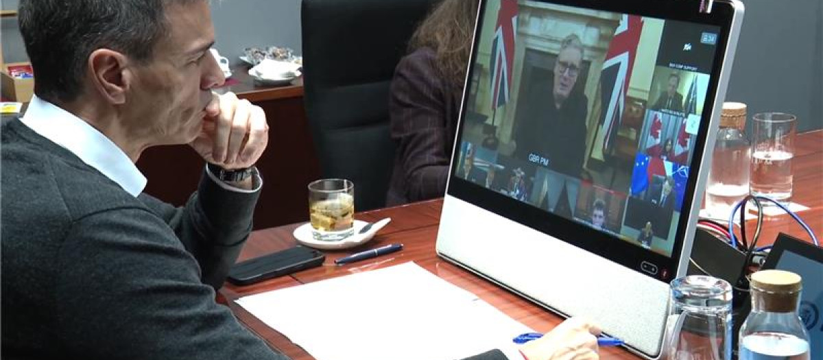 Pedro Sánchez, este jueves en la reunión telemática de la Coalición de Voluntarios