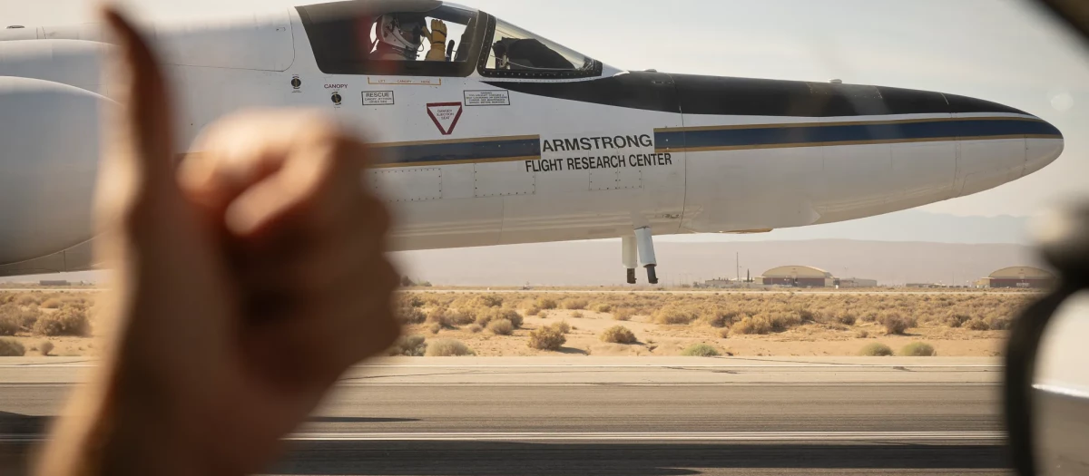 Un piloto hace señales a un miembro de la tripulación antes del despegue del Centro de Investigación de Vuelo Armstrong de la NASA en Edwards, California