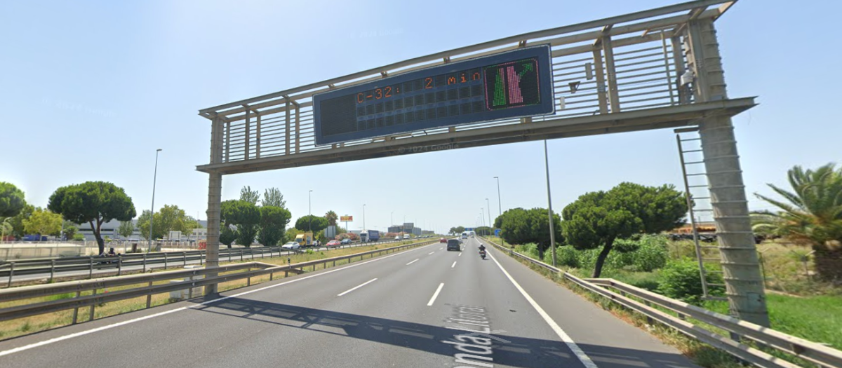 El punto kilométrico 16,1 de la Ronda Litoral, donde se han instalado los dos nuevos radares