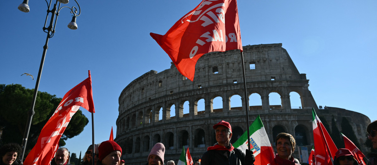 Manifestantes por la huelga general en Italia frente al Coliseo de Roma