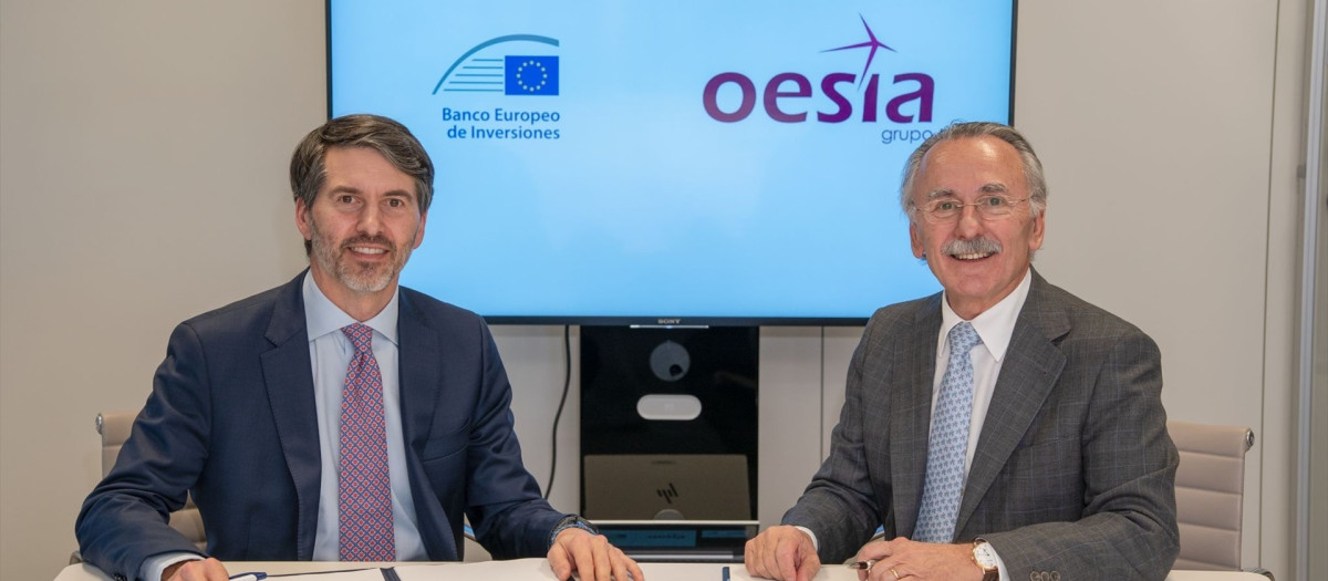 El jefe de la división de financiación para empresas para España y Portugal del BEI, Antonio Lorenzo, y el presidente del grupo Oesía, Luis Furnells