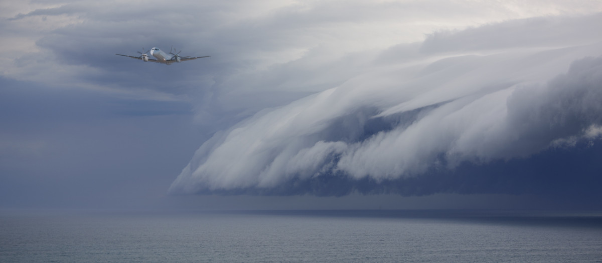Avión atravesando una tormenta