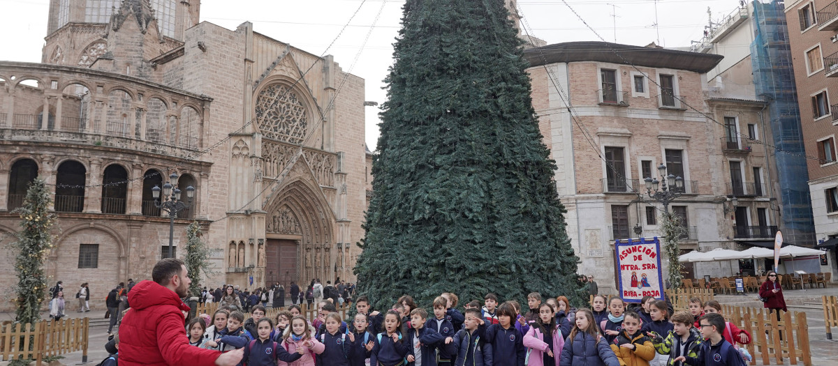 Imagen de niños cantando les 'Nadalenques' por el centro de Valencia