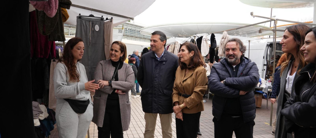 El alcalde de Córdoba y la Consejera, en el mercadillo de Noreña