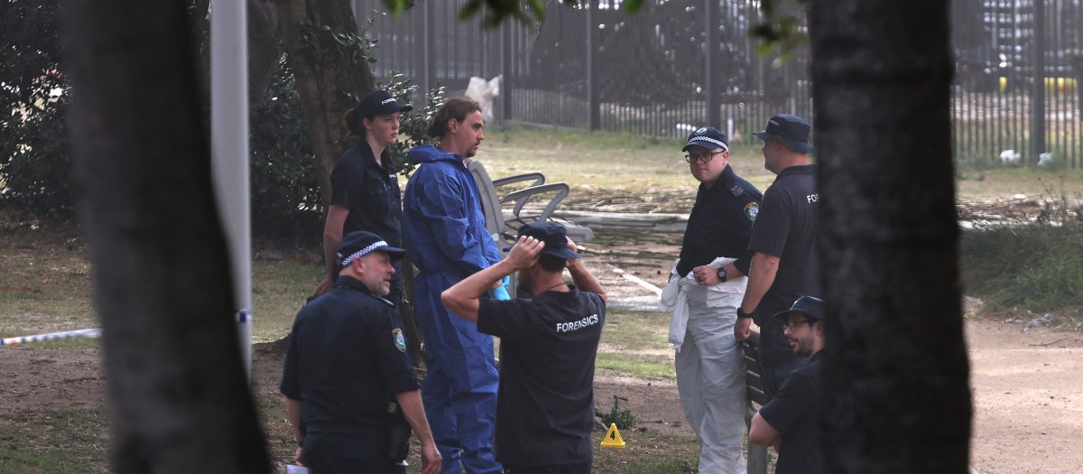 Los equipos forenses inspeccionan el lugar del tiroteo en Bondi Beach