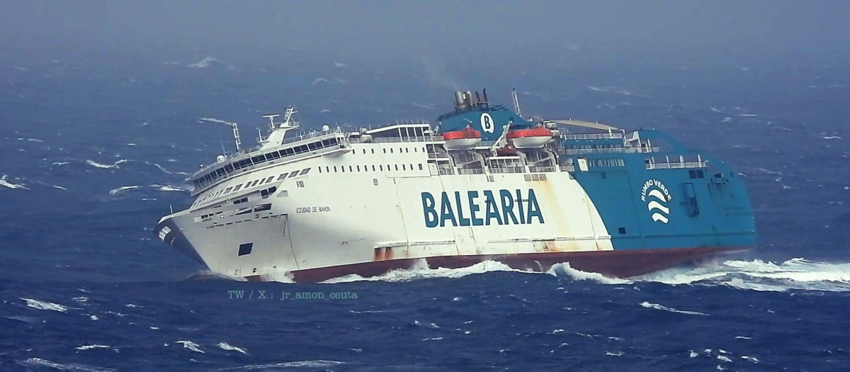 El ferry durante la complicada navegación