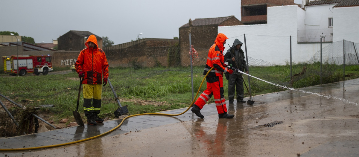 Miembros de Protección Civil trabajan durante el último episodio de lluvias fuertes en Tarragona, hace un mes