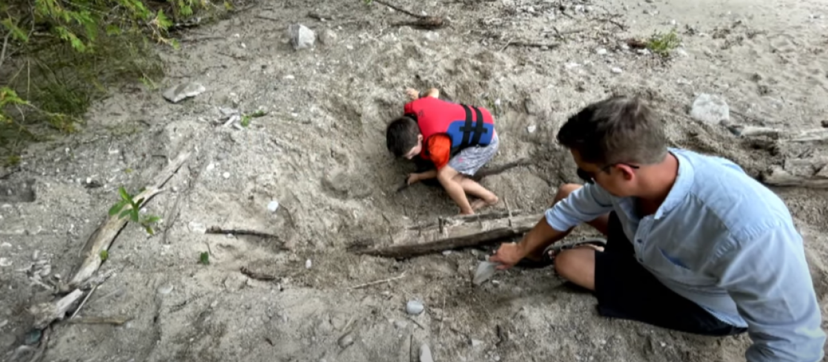 Lucas Atchison y su padre junto al hallazgo de Ontario