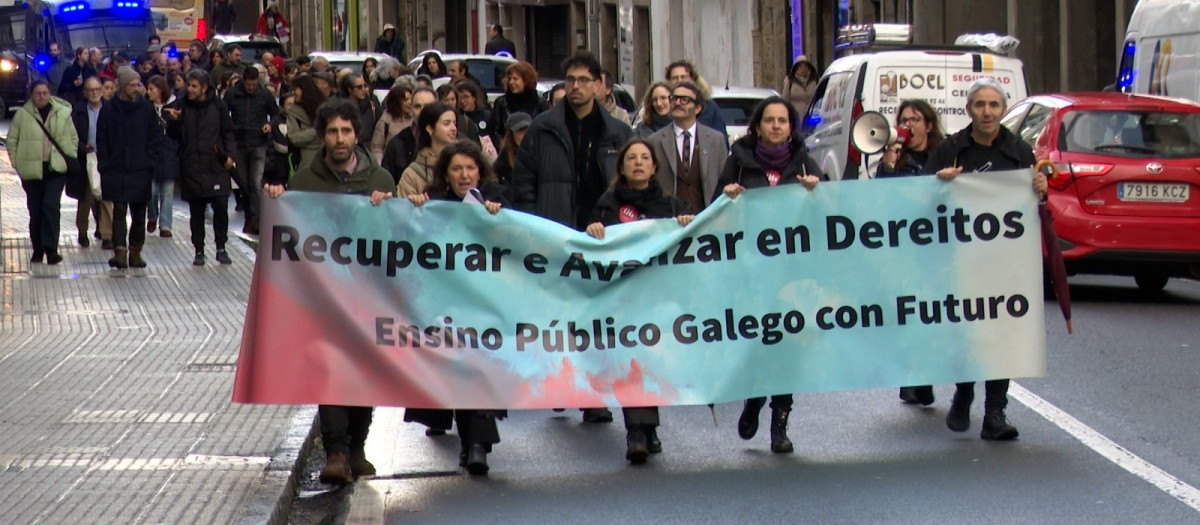 Decenas de profesores emprenden una "marcha fúnebre" en Compostela ante la "crítica situación" de la enseñanza pública

EUROPA PRESS
16/12/2025