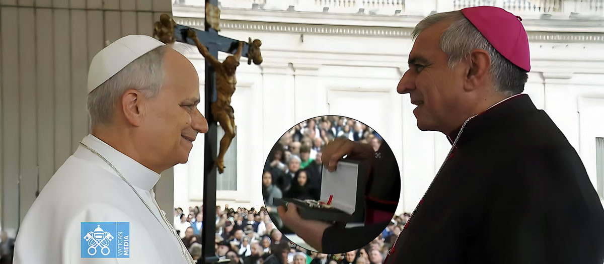El obispo de Albacete le entrega la navaja al Santo Padre