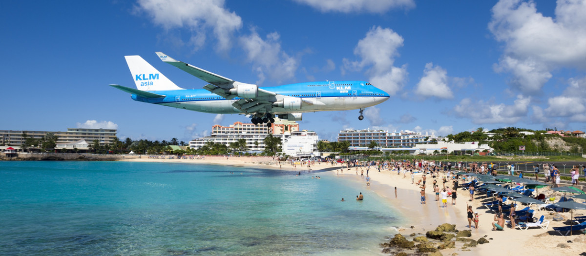 Boeing 747 de KLM aterrizando sobre los bañistas de Maho Beach, en la isla caribeña de San Martín.