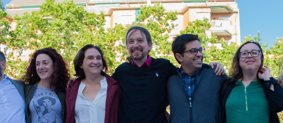 Colau y Pisarello, a ambos lados de Iglesias, en un acto de campaña de 2019 en Barcelona