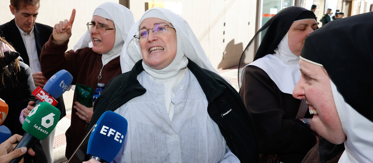 La exabadesa de Belorado, Laura García de Viedma, atiende a los medios a su salida de los juzgados