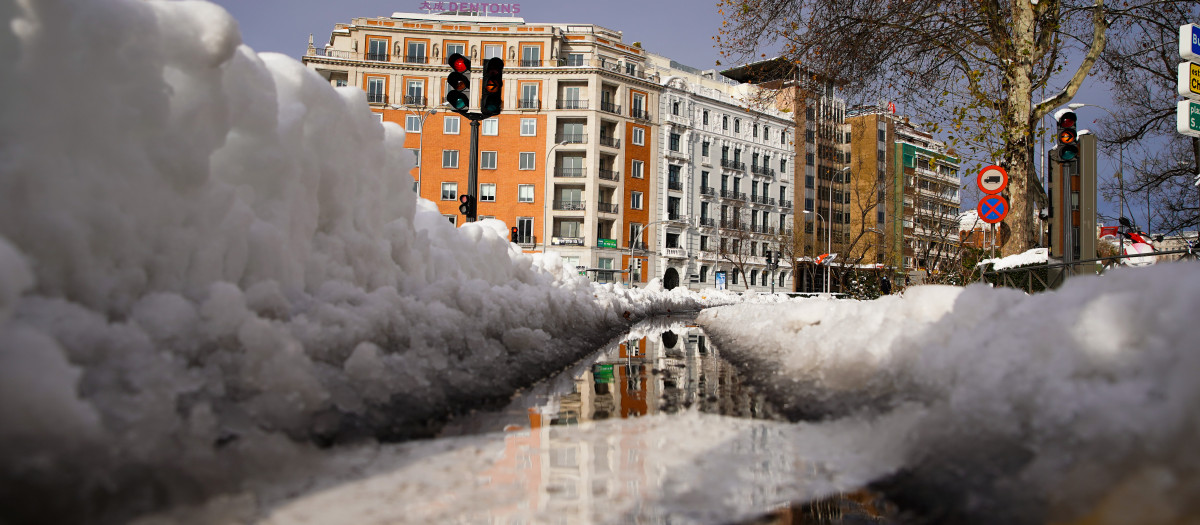 Calles nevadas en la ciudad de Madrid