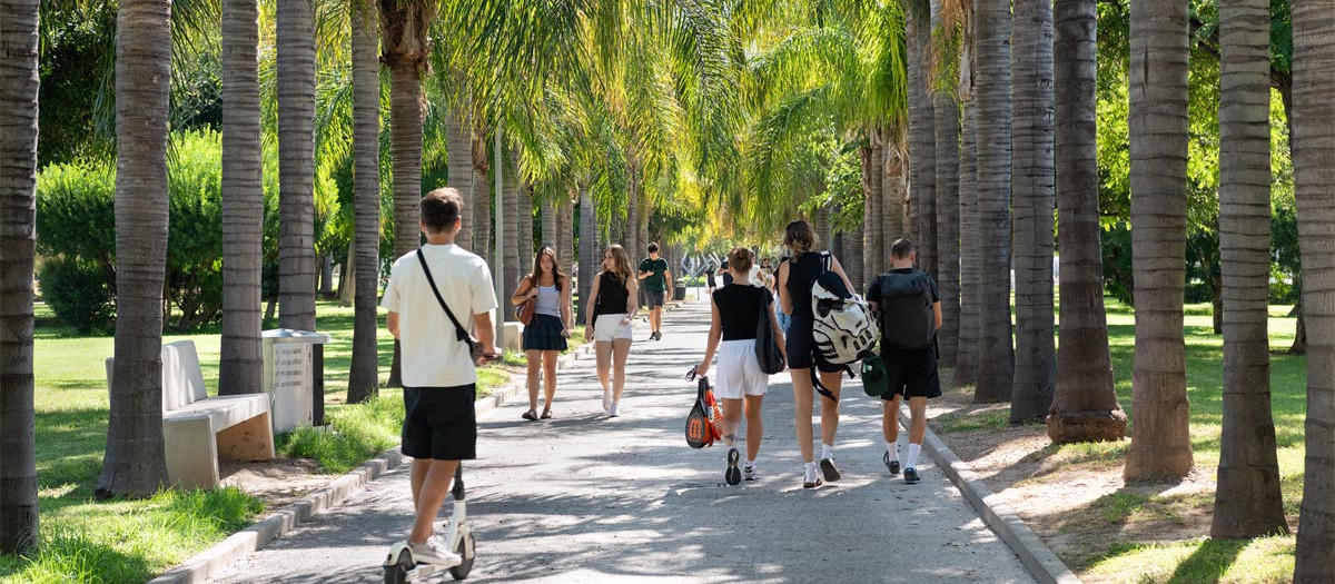 Imagen de archivo de alumnos paseando por el campus de la UPV