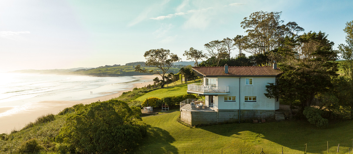 Una de las exclusivas villas de Wishome frente al mar Cantábrico.