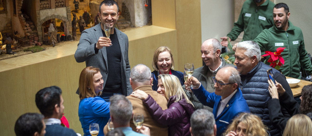Imagen tomada este viernes de Vicent Mompó felicitando la Navidad a los trabajadores de la Diputación de Valencia