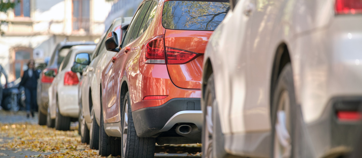 Coches aparcados en una calle