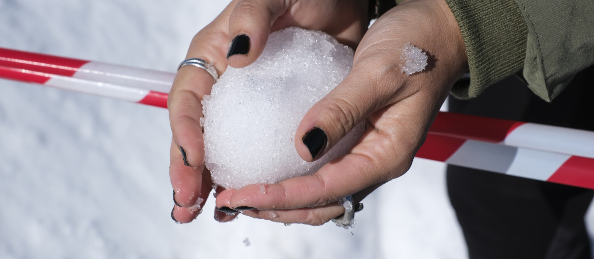 Imagen de archivo de una persona haciendo una bola de nieve