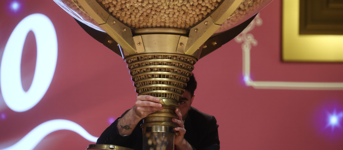 Varias personas rellenan los bombos del Sorteo Extraordinario de la Lotería de Navidad 2025