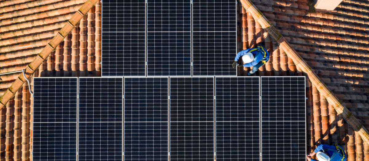 Paneles solares en el tejado de una casa