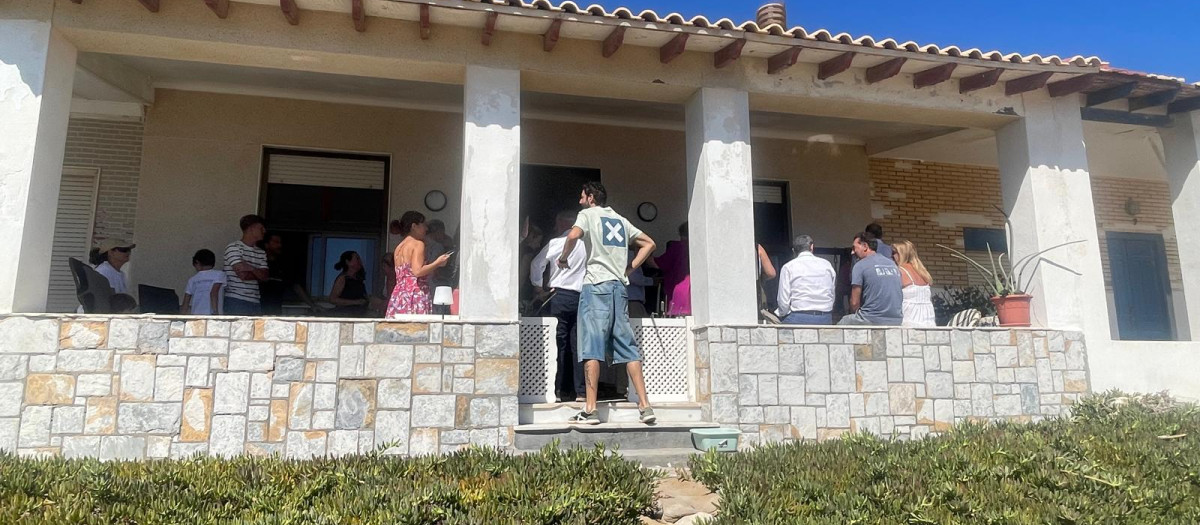 Vecinos de la Babilonia en una de las viviendas que el Gobierno quiere derribar