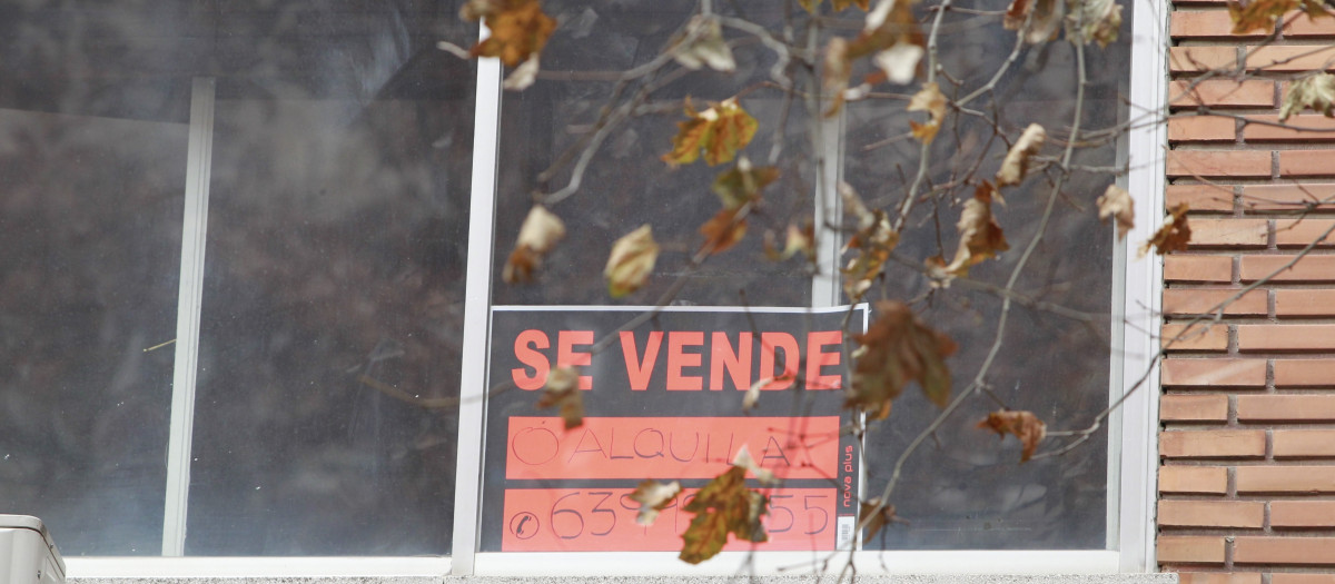 Cartel de 'Se vende' en una vivienda