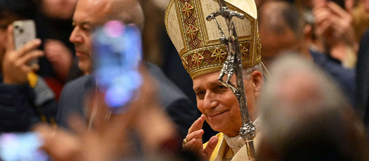 Pope Leo XIV arrives to lead the hristmas Eve mass at St Peter's Basilica in the Vatican on December 24, 2025. (Photo by Andreas SOLARO / AFP)