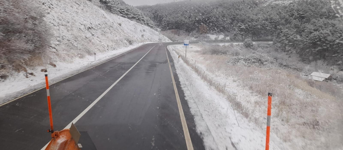 Ávila amanece nevada, sin incidencias en la capital y con cadenas en varias carreteras de la provincia