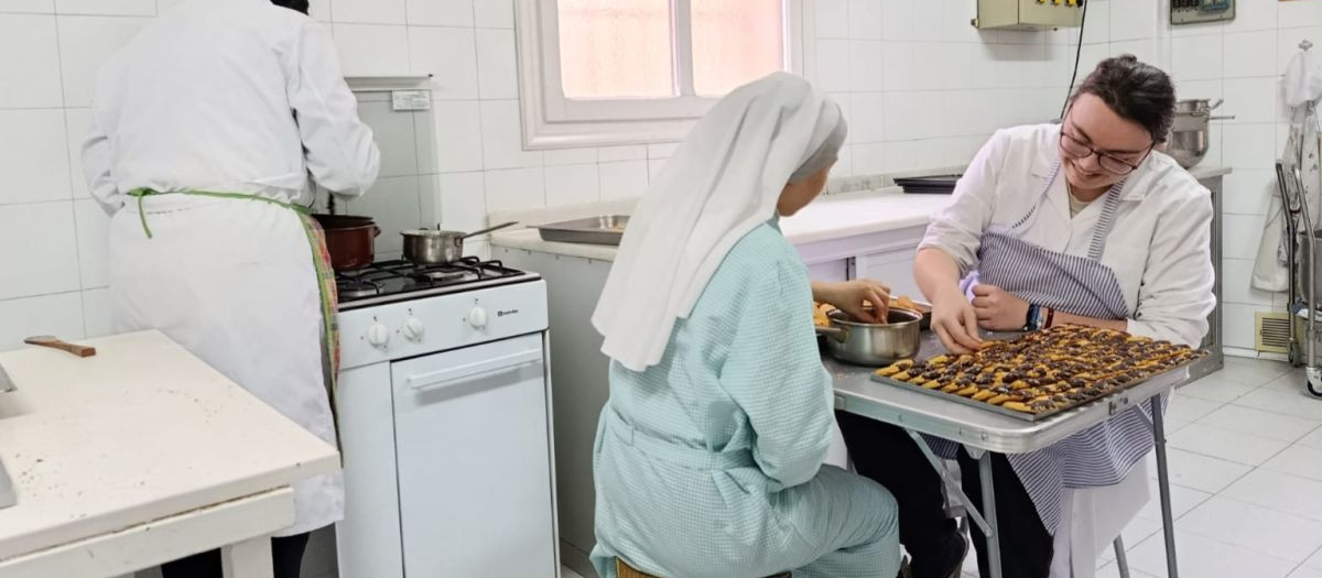 Las monjas del Monasterio de la Santa Cruz, en León, preparan algunos de sus exitosos dulces