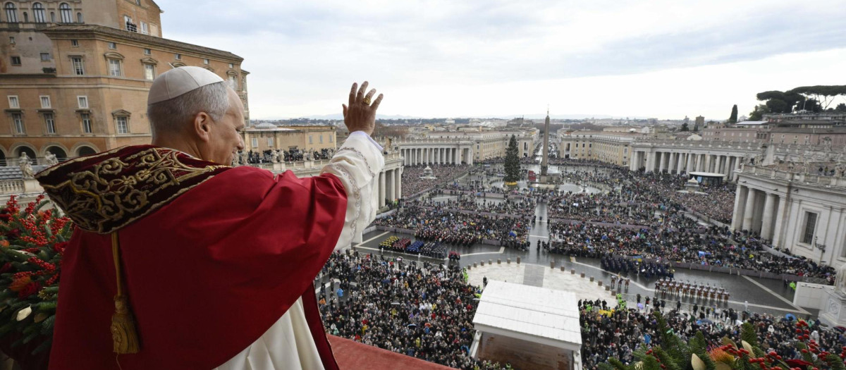El Santo Padre, durante la bendición Urbi et Orbi en una plaza de San Pedro abarrotada